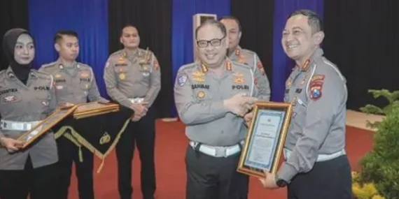 Satlantas Polrestabes Surabaya Raih Penghargaan Manajemen Lalin Terbaik