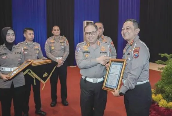 satlantas-polrestabes-surabaya-raih-penghargaan-manajemen-lalin-terbaik