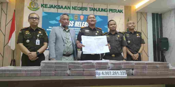 Kejari Tanjung Perak Setorkan Rp4,9 Miliar Hasil Sitaan Uang Judi Online ke Kas Negara
