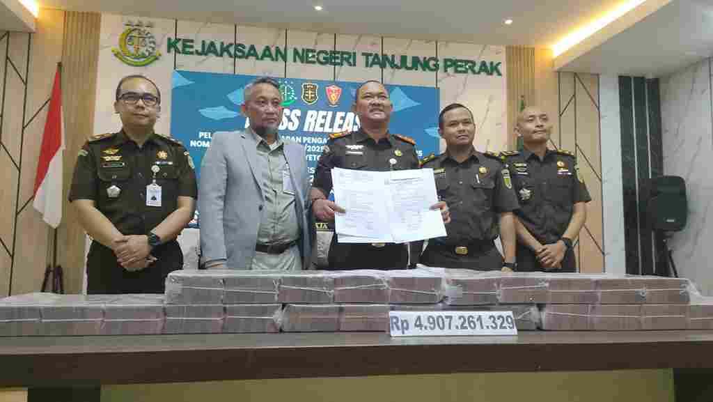 kejari-tanjung-perak-setorkan-rp4,9-miliar-hasil-sitaan-uang-judi-online-ke-kas-negara