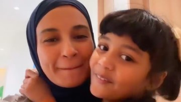 momen-shireen-sungkar-dampingi-sang-anak-yang-alami-autisme-adaptasi-di-tempat-baru