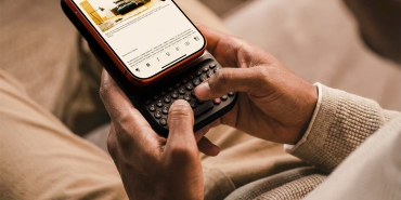 kangen-blackberry?-keyboard-qwerty-ini-bisa-dipasang-di-iphone-dan-android