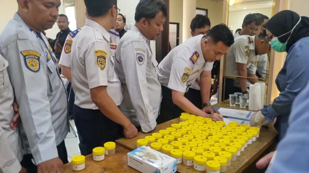 usai-petugas-dishub-gresik-ditangkap-kasus-narkoba,-100-pegawai-jalani-tes-urine