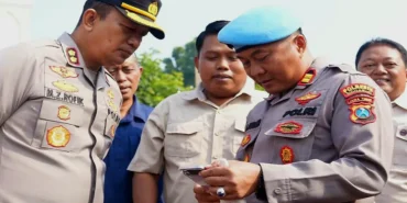 wakapolresta-sidoarjo-akbp-mohammad-zainur-rofik-dan-propam-periksa-ponsel-anggota