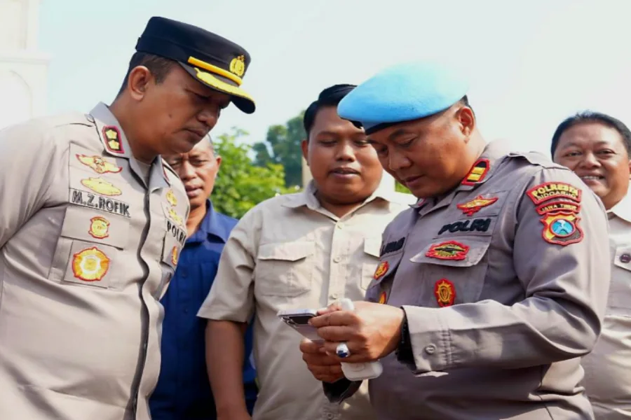 wakapolresta-sidoarjo-akbp-mohammad-zainur-rofik-dan-propam-periksa-ponsel-anggota