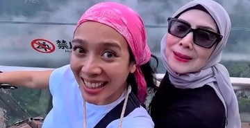 serunya-dhea-ananda-ajak-ibunda-liburan-ke-china,-daki-gunung-naik-eskalator