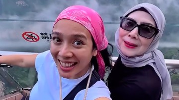 serunya-dhea-ananda-ajak-ibunda-liburan-ke-china,-daki-gunung-naik-eskalator
