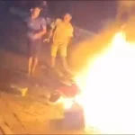aksi-pencurian-di-driyorejo-gresik-berujung-ricuh,-warga-bakar-motor-pelaku