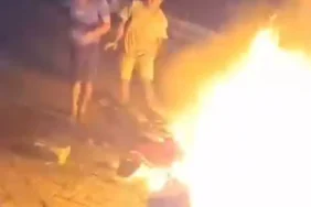 aksi-pencurian-di-driyorejo-gresik-berujung-ricuh,-warga-bakar-motor-pelaku
