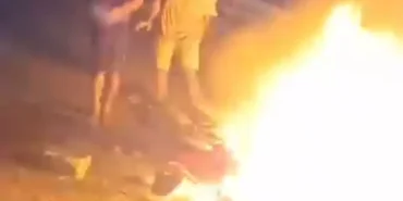 aksi-pencurian-di-driyorejo-gresik-berujung-ricuh,-warga-bakar-motor-pelaku