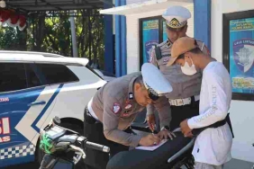 viral-aksi-wheelie-di-depan-pendopo-magetan,-remaja-16-tahun-ditilang-satlantas