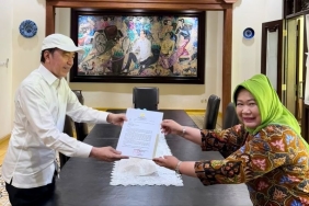 mpr-serahkan-undangan-sidang-tahunan-ke-jokowi