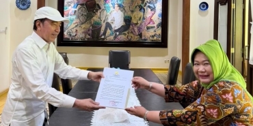 mpr-serahkan-undangan-sidang-tahunan-ke-jokowi
