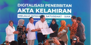 bayi-lahir-dapat-akta-kelahiran,-kk,-dan-kia-sekaligus