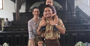 perayaan-ulang-tahun-sederhana-istri-bule-randy-pangalila,-penuh-senyum-bareng-anak