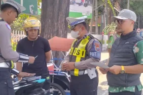 bebas-denda-pajak-kendaraan,-tim-gabungan-sasar-penunggak-di-perempatan-pegadaian-bangil