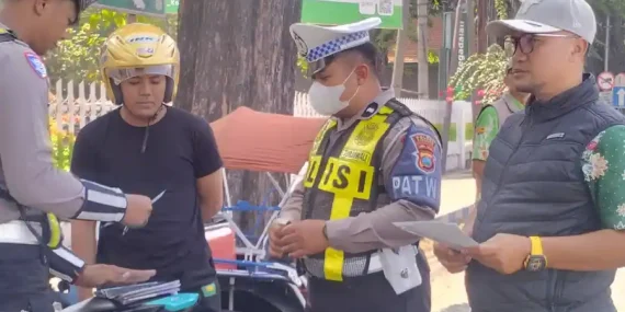 Bebas Denda Pajak Kendaraan, Tim Gabungan Sasar Penunggak di Perempatan Pegadaian Bangil