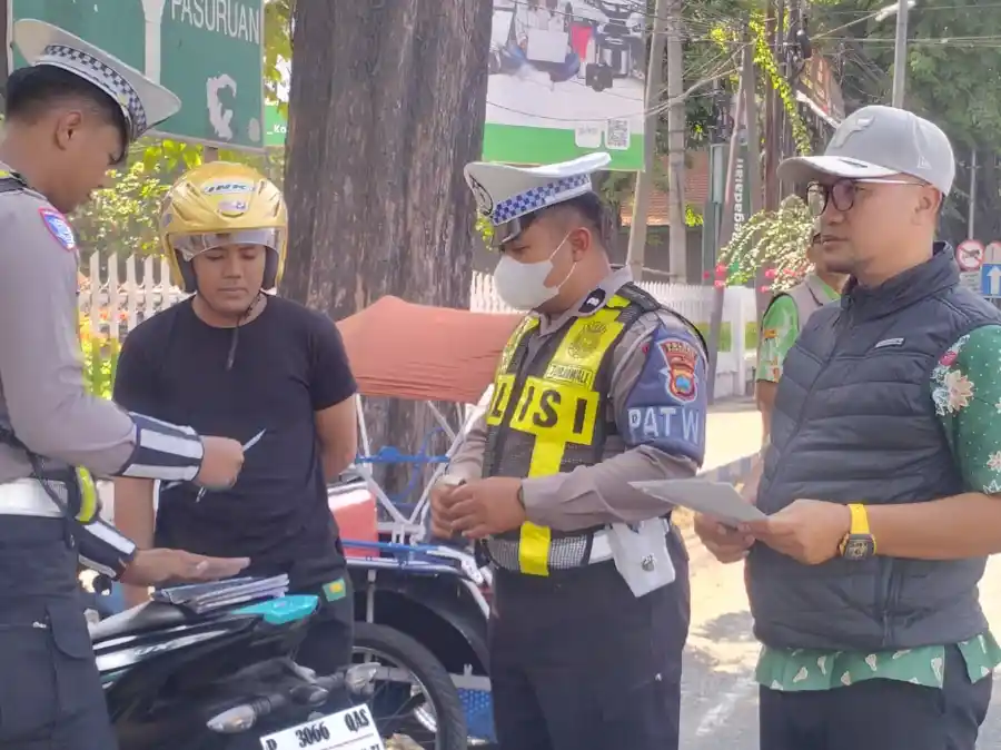bebas-denda-pajak-kendaraan,-tim-gabungan-sasar-penunggak-di-perempatan-pegadaian-bangil