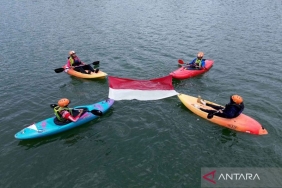 aksi-pembentangan-bendera-merah-putih-di-tempat-yang-unik-meriahkan-hut-81-ri
