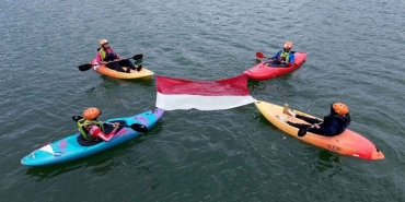 aksi-pembentangan-bendera-merah-putih-di-tempat-yang-unik-meriahkan-hut-81-ri