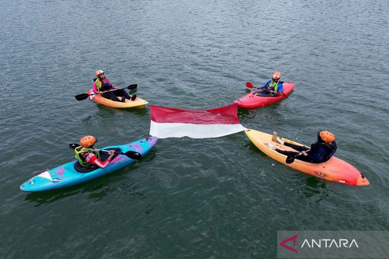 aksi-pembentangan-bendera-merah-putih-di-tempat-yang-unik-meriahkan-hut-81-ri