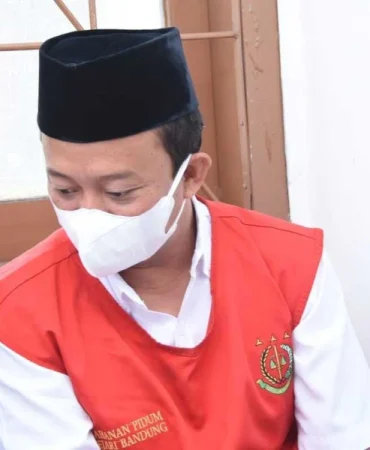 pelaku-kekerasan-seksual-terhadap-santri-di-bandung,-herry-wirawan-divonis-mati