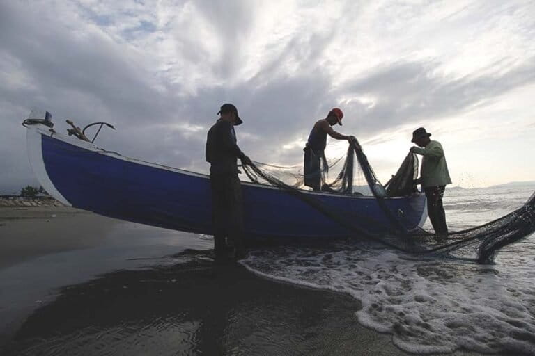 sampah-alat-tangkap-ikan-bahayakan-ekosistem-laut-indonesia