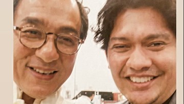 momen-tak-terduga-jackie-chan-panggil-iko-uwais-ke-panggung