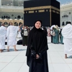 potret-ummi-quary-umrah,-menangis-hingga-bahagia-bisa-pegang-kabah