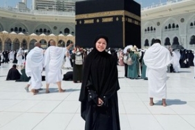 potret-ummi-quary-umrah,-menangis-hingga-bahagia-bisa-pegang-kabah