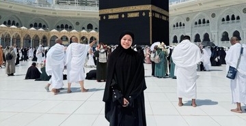 potret-ummi-quary-umrah,-menangis-hingga-bahagia-bisa-pegang-kabah