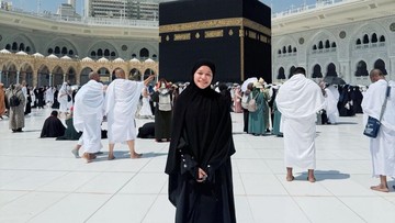 potret-ummi-quary-umrah,-menangis-hingga-bahagia-bisa-pegang-kabah