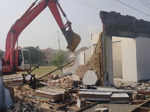 enam-ruko-di-lokasi-pembukaan-muktamar-ke-35-nu-dibongkar,-pedagang-dapat-kompensasi