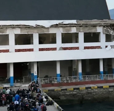 gempa-magnitudo-7,7-guncang-flores,-warga-berhamburan-dan-bangunan-rusak