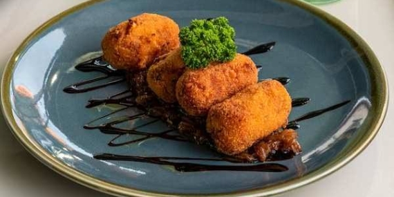 Brulee Bomb Potato, Camilan Kentang dengan Ledakan Keju yang Bikin Susah Berhenti