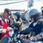 polres-mojokerto-bagikan-150-bendera-merah-putih,-ajak-warga-semarakkan-hut-ke-81-ri