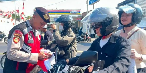 Polres Mojokerto Bagikan 150 Bendera Merah Putih, Ajak Warga Semarakkan HUT ke-81 RI