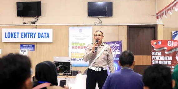 Bukan Cuma Gratis, 17 Warga Gresik Lahir 17 Agustus Dapat Kado SIM di Hari Kemerdekaan