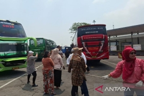 unik,-ada-lomba-tarik-bus-untuk-emak-emak-di-terminal-kalideres