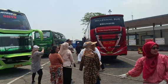 unik,-ada-lomba-tarik-bus-untuk-emak-emak-di-terminal-kalideres