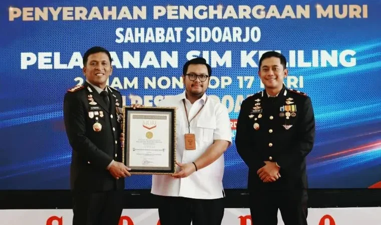 pecahkan-rekor-muri,-sim-keliling-sidoarjo-layani-warga-24-jam-nonstop-selama-17-hari