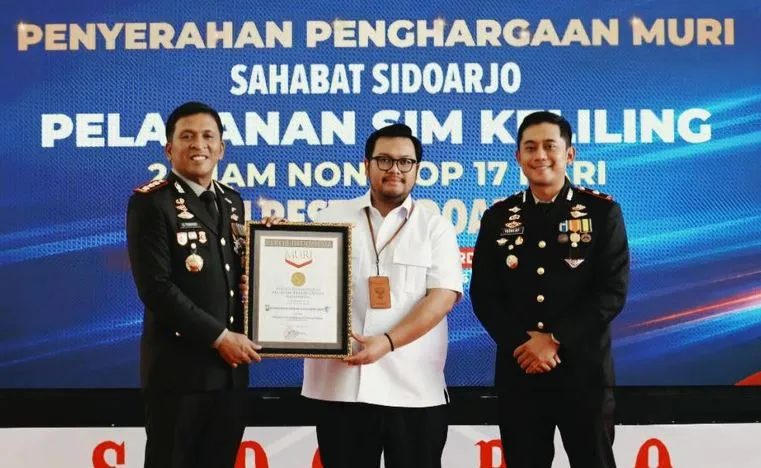 pecahkan-rekor-muri,-sim-keliling-sidoarjo-layani-warga-24-jam-nonstop-selama-17-hari