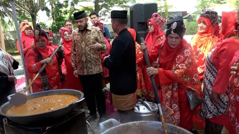 gebu-minang-peduli-siapkan-lima-ton-rendang-untuk-korban-gempa-ntt