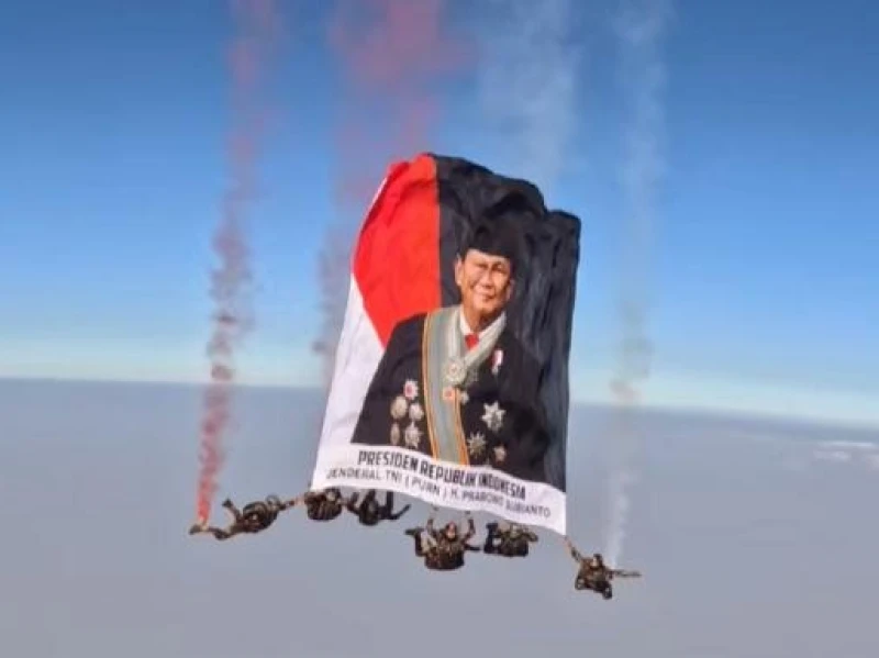 foto-prabowo-terbentang-di-angkasa,-warganet:-ini-hut-indonesia-atau-presiden?