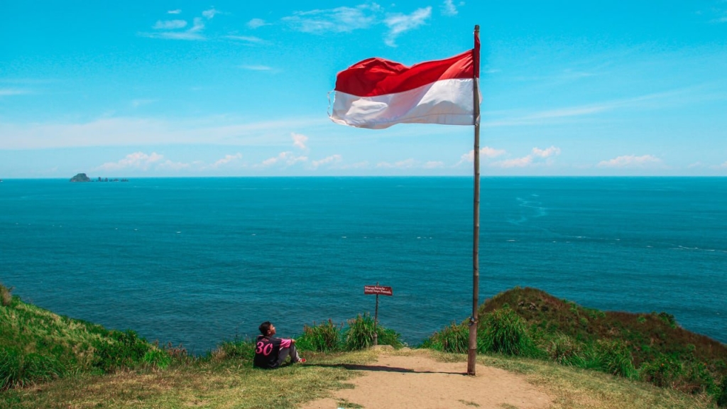 mencerminkan-merdeka:-enam-ruang-untuk-membaca-indonesia