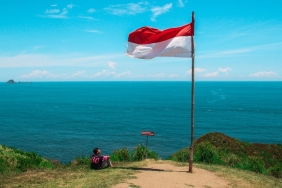 mencerminkan-merdeka:-enam-ruang-untuk-membaca-indonesia