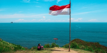 mencerminkan-merdeka:-enam-ruang-untuk-membaca-indonesia