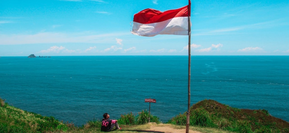 mencerminkan-merdeka:-enam-ruang-untuk-membaca-indonesia