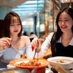 ciri-kepribadian-orang-yang-lebih-pilih-makan-dan-traveling-ketimbang-belanja-barang