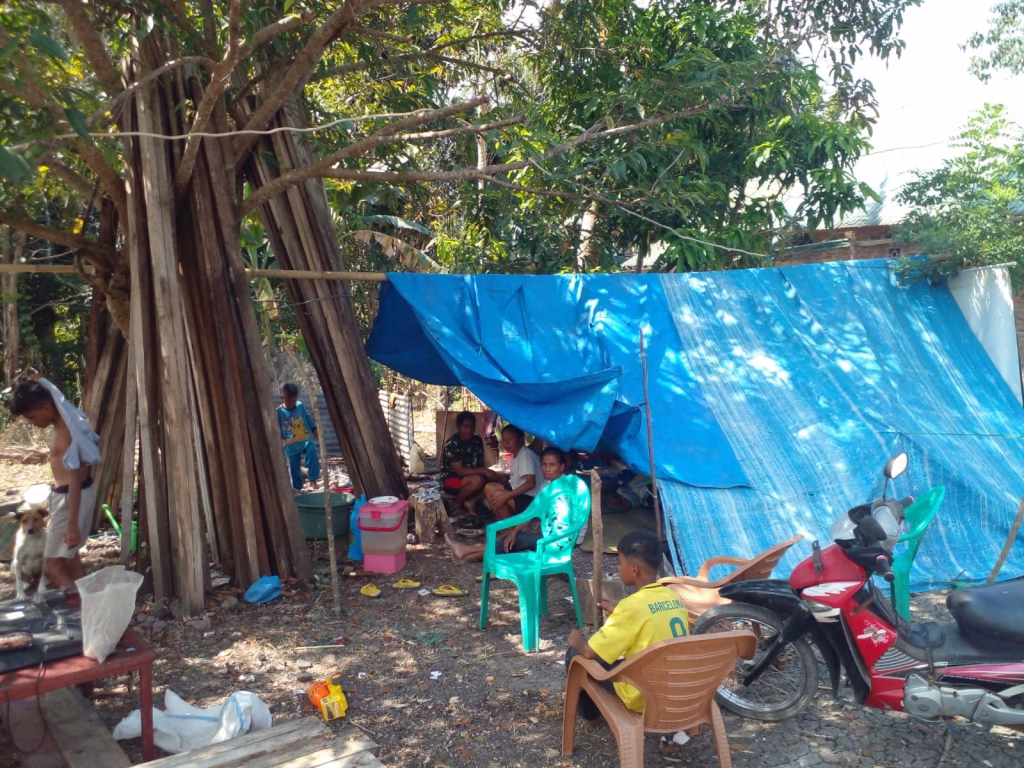 masyarakat-adat-ntt-menanti-bantuan-darurat-di-bawah-terpal-pengungsian